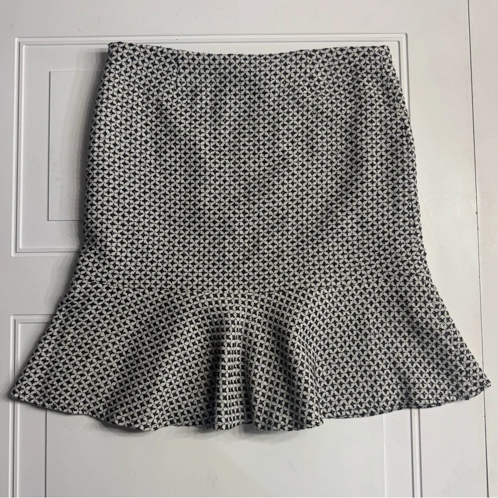 White House Black Market Wool Blend Black White Geometric Trumpet Skirt Sz 10 - Picture 7 of 7